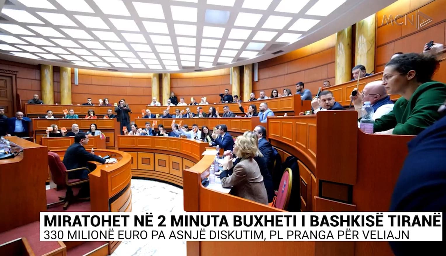 Miratohet në 2 minuta buxheti i Bashkisë Tiranë/ 330 milionë euro pa asnjë diskutim, PL pranga për Veliajn (VIDEO)