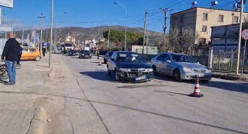 Makina përplas motorin në Lushnjë, plagosen burrë e grua