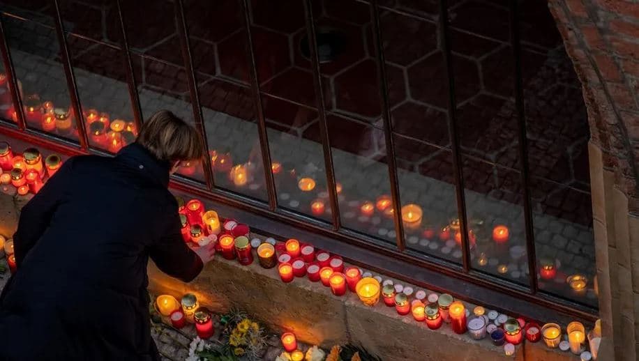 Sot ditë zie në Çeki në nder të viktimave që u vranë në universitetin në Pragë