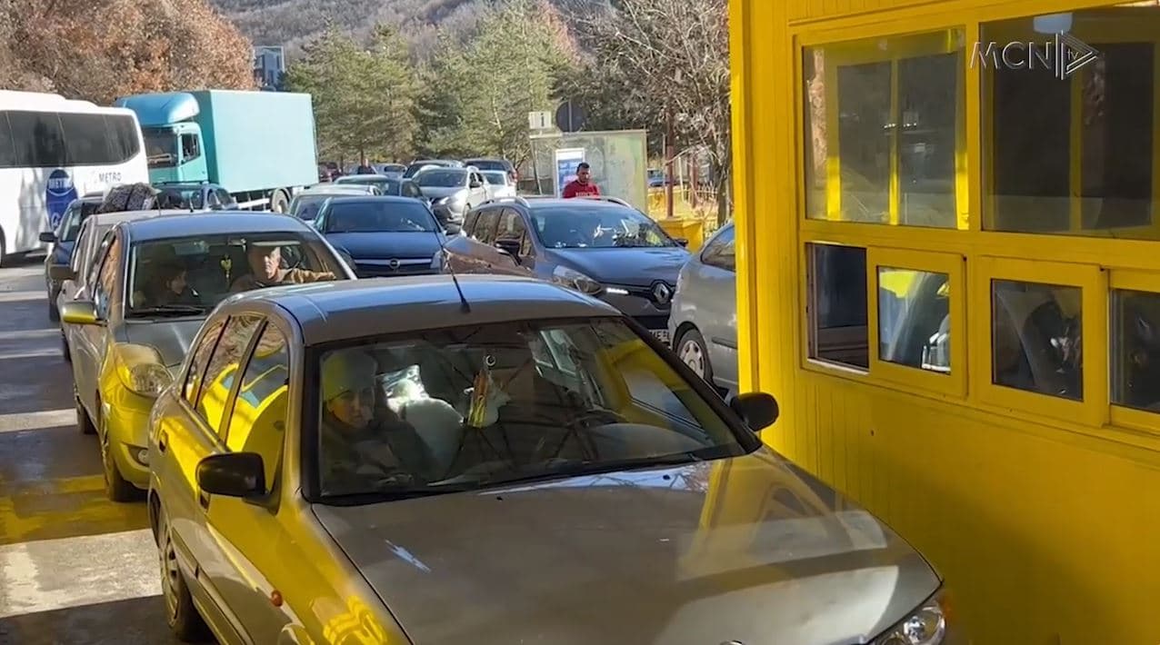 Emigrantët kthehen për festa/ Fluks në doganën e Kapshticës, mbi 3 orë pritje (VIDEO)