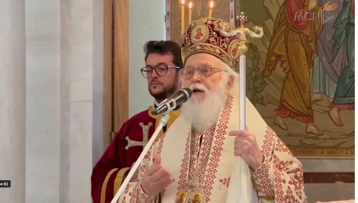 Dashuri dhe paqe për Krishtlindje!/ Klerikët ortodoksë e katolikë urojnë besimtarët (VIDEO)