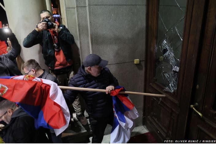 Kaos në Serbi/ Protestuesit tentojnë të futen në Kuvend
