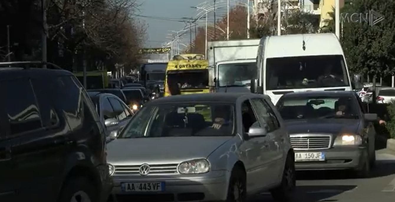 Kamza e bllokuar nga trafiku/ Drejtuesit e mjeteve kërkojnë ndërhyrje (VIDEO)