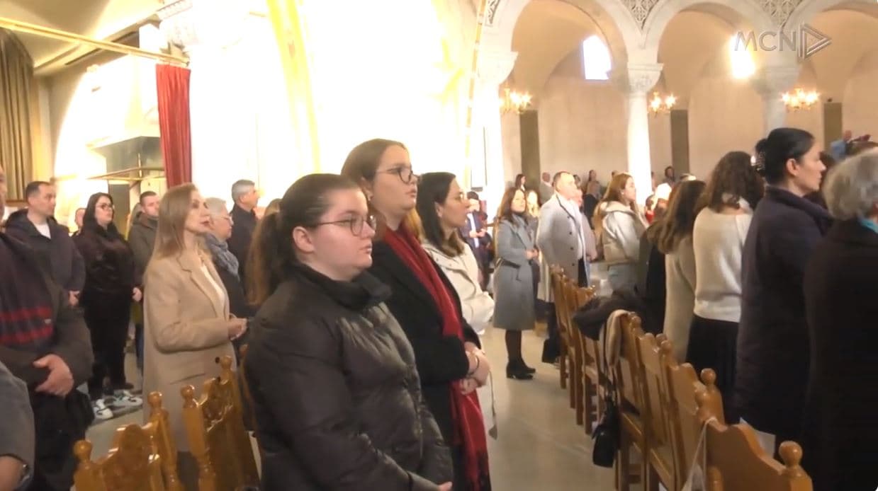 Besimtarët kremtojnë Krishtlindjen. Mesazhe paqeje dhe bashkimi në këtë ditë të shenjtë