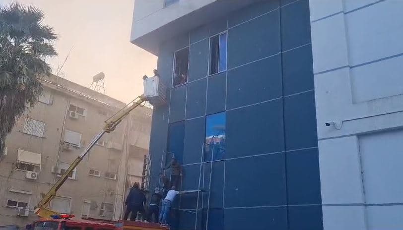 Lushnjë/ Zjarri në qendrën tregtare është përhapur dhe në banesat e pallatit, vijon evakuimi i banorëve