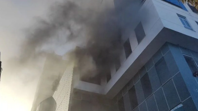 Zjarr në një qendër tregtare në Lushnje, nuk raportohet për të lënduar