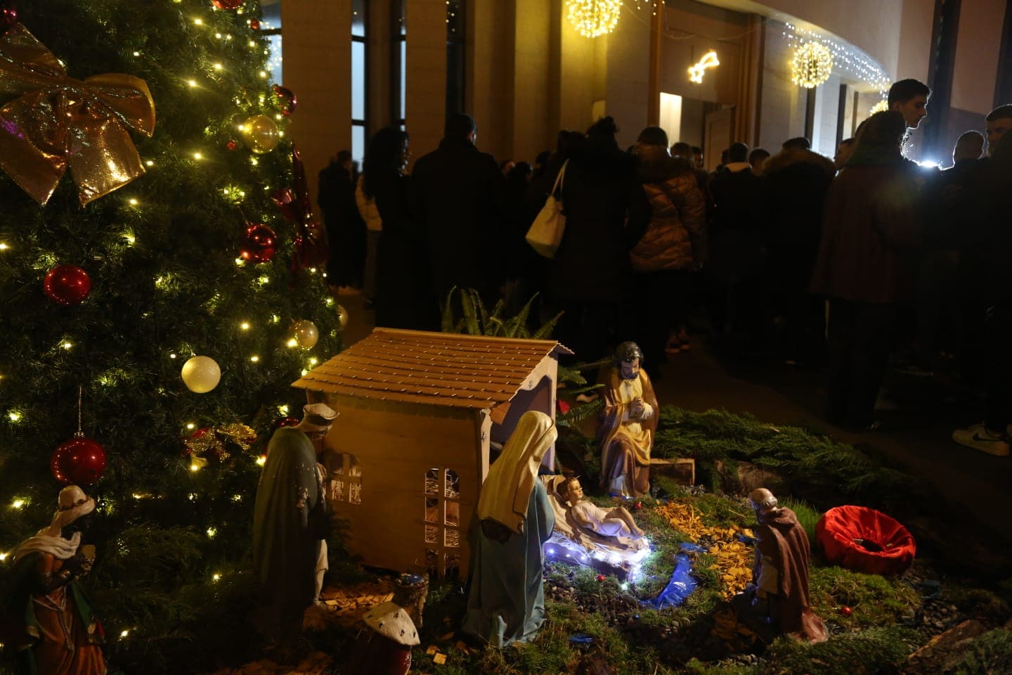 Krishtlindja, festa e shenjtë e paqes dhe e dashurisë!