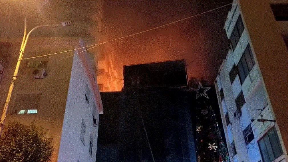 Riaktivizohet zjarri në qendrën tregtare në Lushnjë