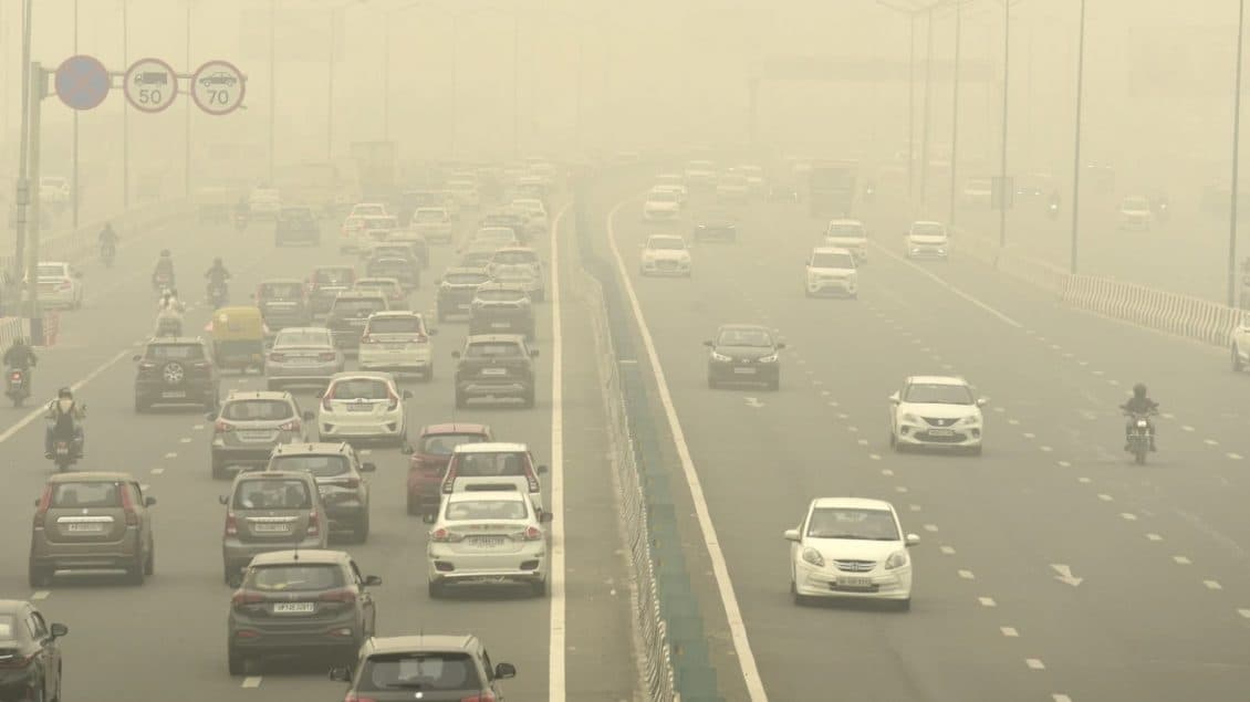 Mjegulla e dendur ndërpret shërbimet e trenave dhe fluturimet në Nju Delhi