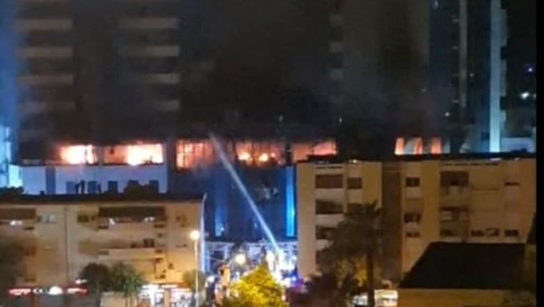 Shuhet pas më shumë se 10 orësh zjarri në qendrën tregtare në Lushnje