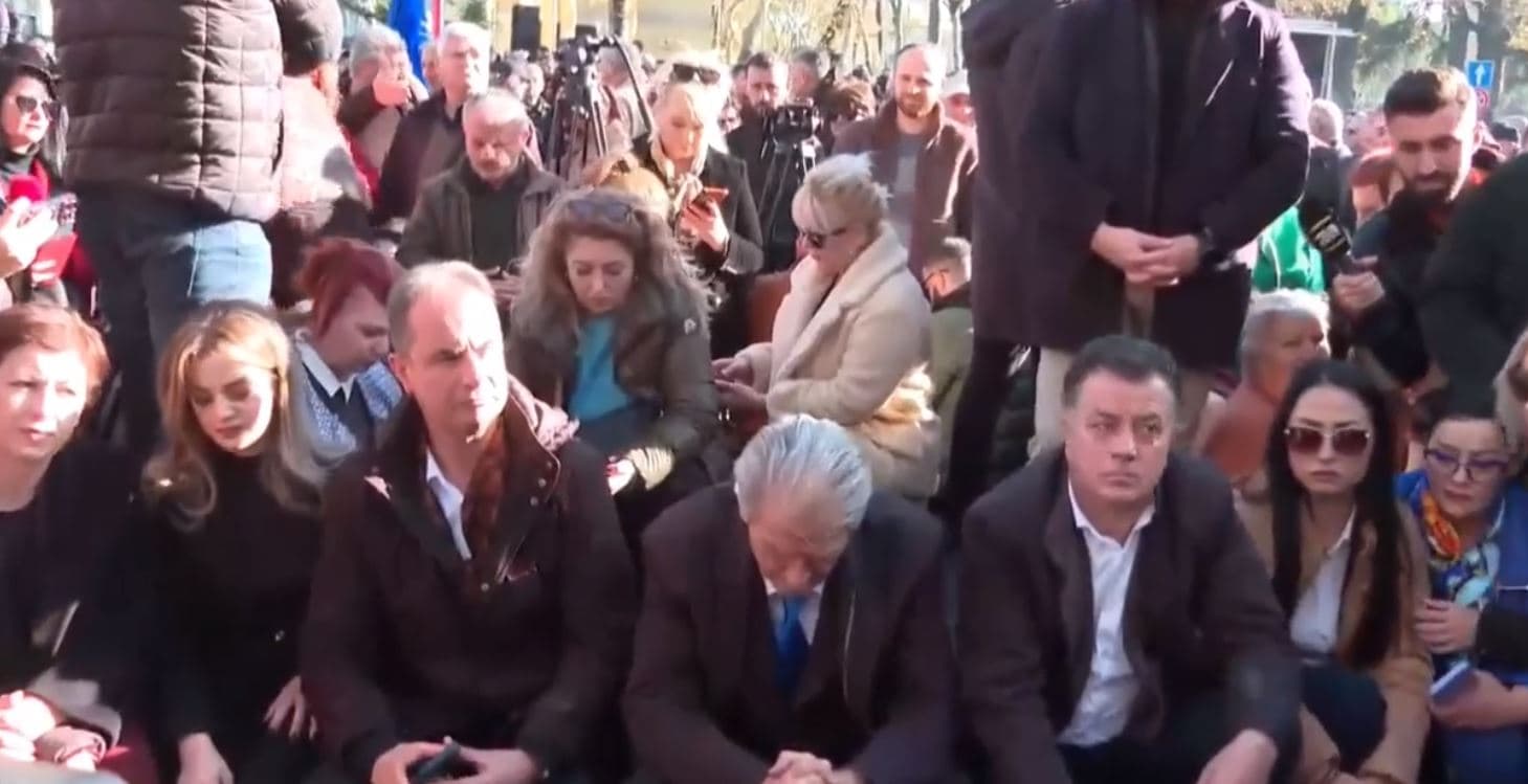 Berisha dhe mbështetësit e tij ulen në tokë para Gjykatës së Lartë