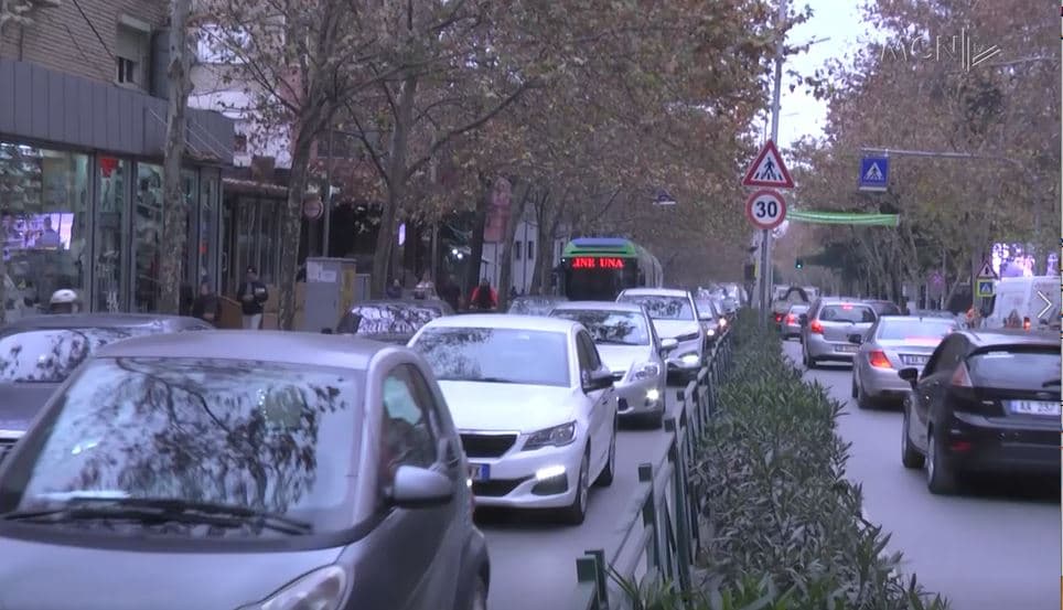 Trafik i rënduar për festa/ Fluks automjetesh në akset kryesore e pranë qendrave tregtare (VIDEO)