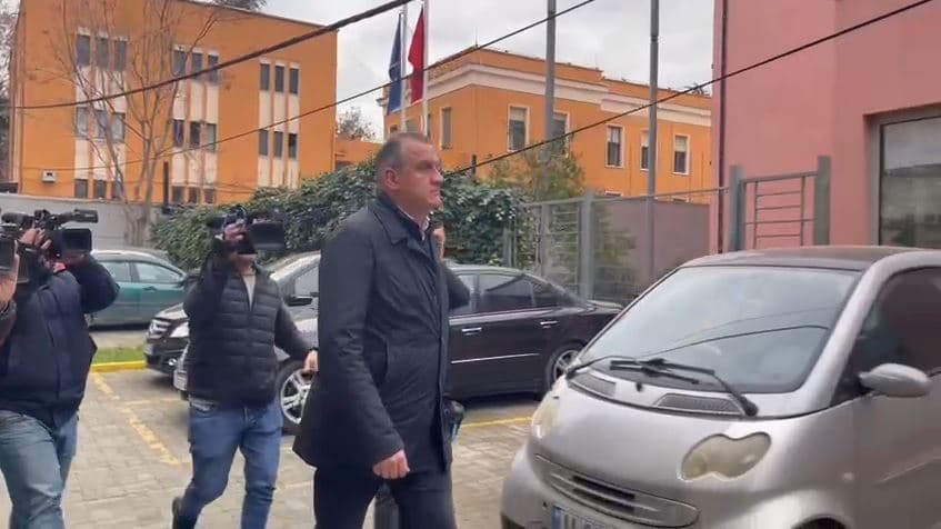 Nën hetim pasuror, ish-ministri Ilir Beqaj paraqitet në SPAK 