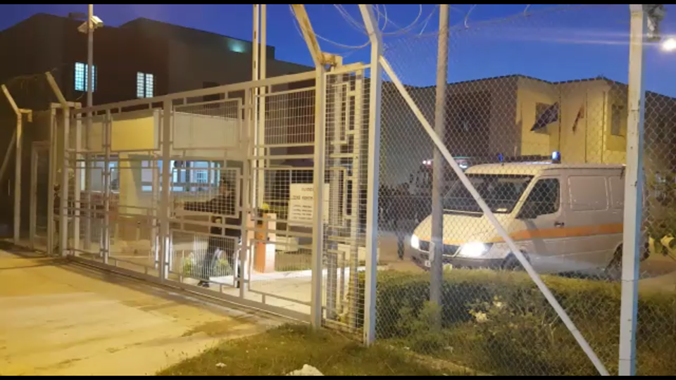 Tentoi të fuste drogë në paraburgim, arrestohet 27-vjeçari në Vlorë