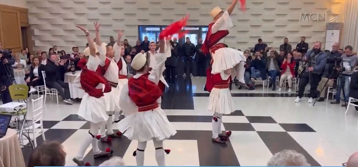 Vallja devolliçe, “kryevlerë kombëtare”. Vijon të interpretohet në Devoll e Korçë