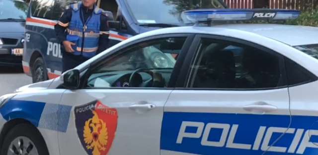 Kanosën me armë dhe plagosën fqinjin për motive të dobëta, arrestohen 3 persona në Kukës