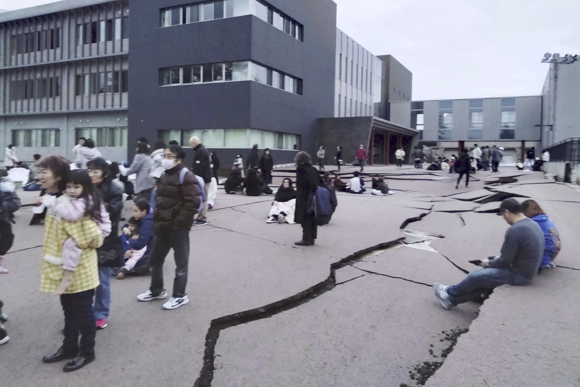 Një tërmet i fuqishëm godet Japoninë, paralajmërime për cunami 