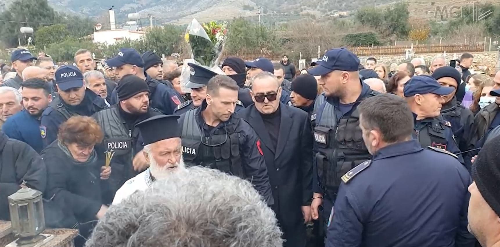 “Rama na e ka borxh Belerin”/ Kaosi në Himarë, Omonia dhe qytetarët: S’respekton as të vdekurit (VIDEO)