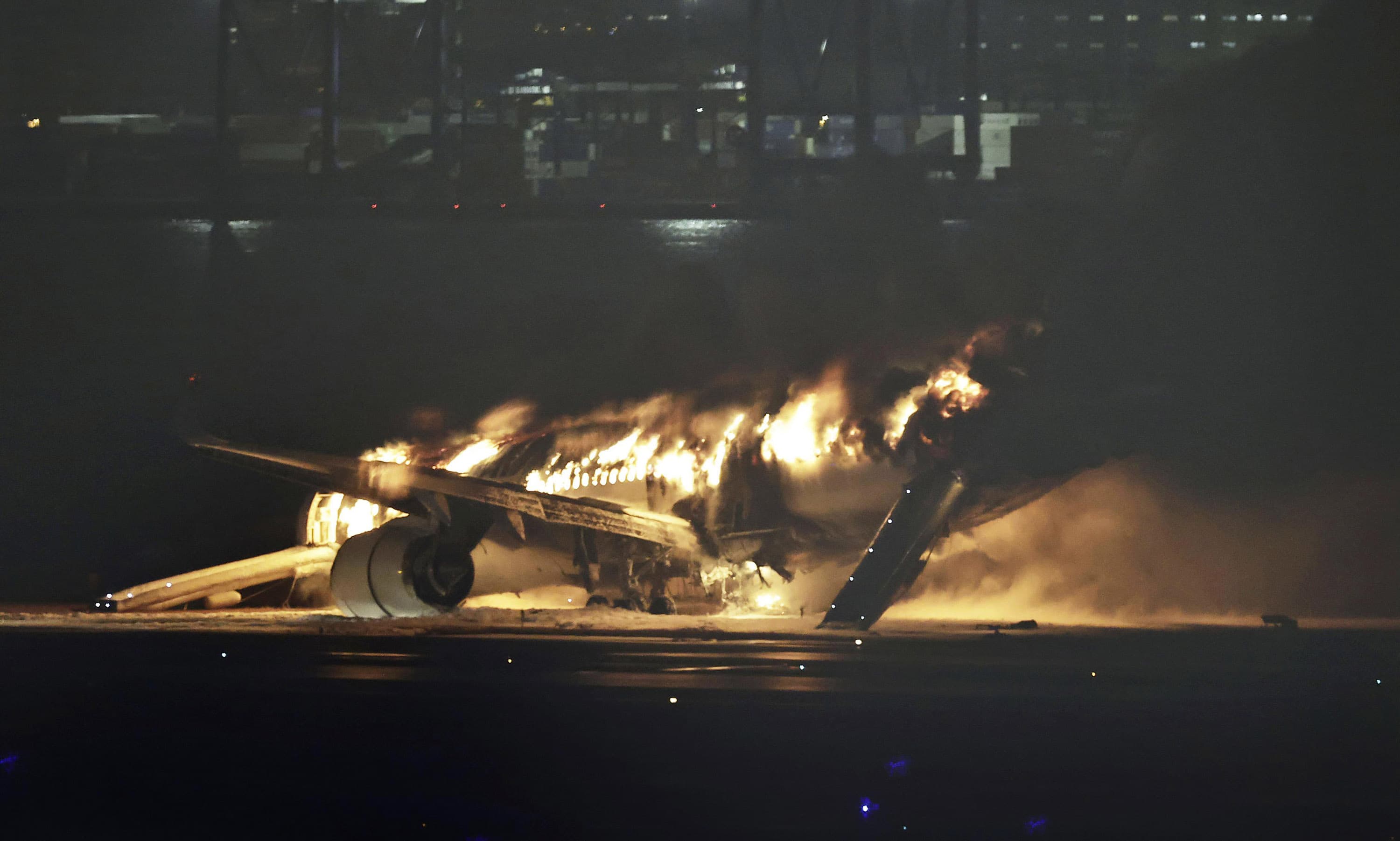 Pesë të vdekur nga përplasja e 2 avionëve në Tokio, evakuohen 400 pasagjerët e 'Japan Airlines'