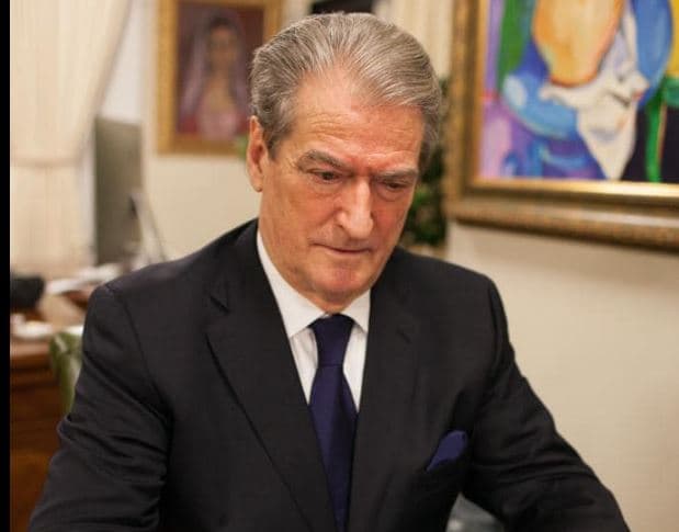 Taksa për profesionet e lira/ Berisha: Genocid për dëbimin e profesionistëve nga Shqipëria