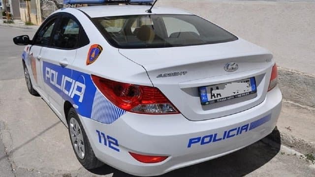 Dyshohet se dhunoi fizikisht tezen e tij, arrestohet 34-vjeçari në Korçë