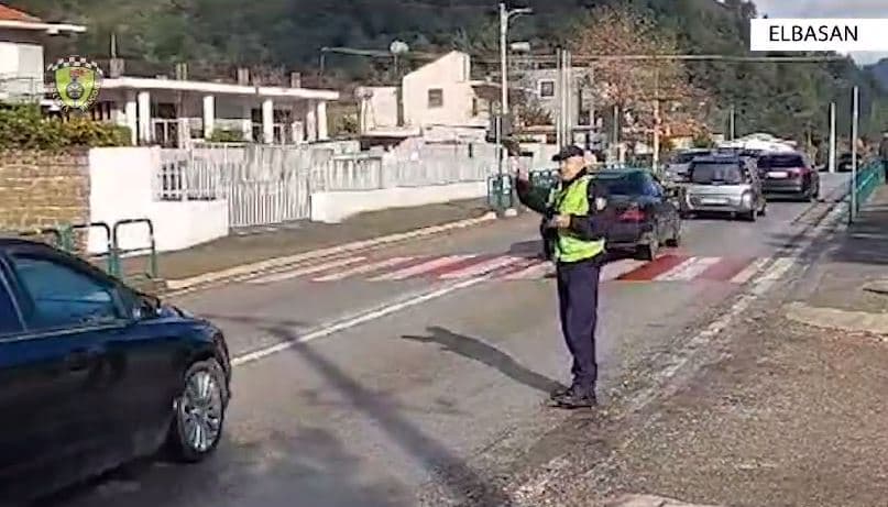 Fluks i madh mjetesh drejt Tiranës, Policia Rrugore e Elbasanit merr masa për të lehtësuar qarkullimin