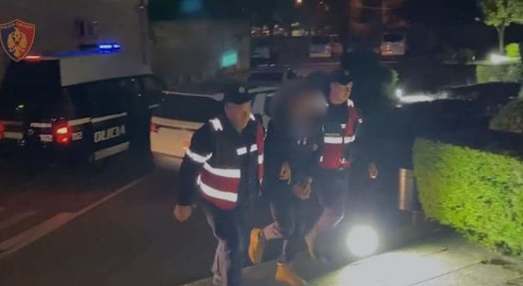 Ndihmë emigrantëve në kalim të paligjshëm të kufirit/ Ndalohet në Gjirokastër 20-vjeçari në kërkim