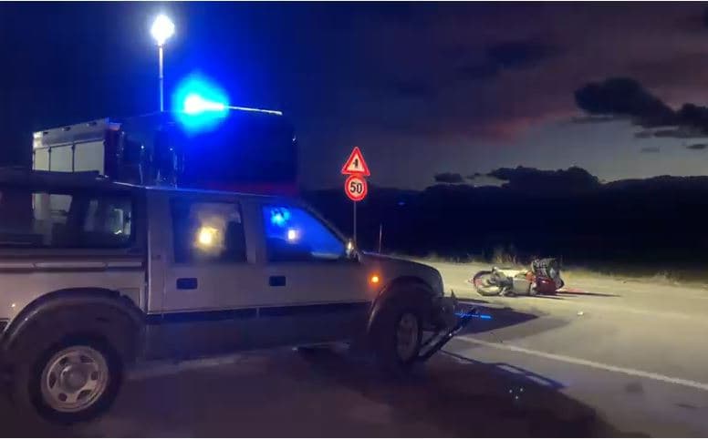 Makina përplaset me motorin në aksin Korçë-Bilisht, dy të plagosur