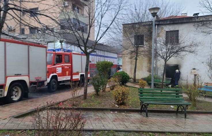 Zjarr në një rrobaqepësi në Rrëshen/ Shkaktohen dëme materiale