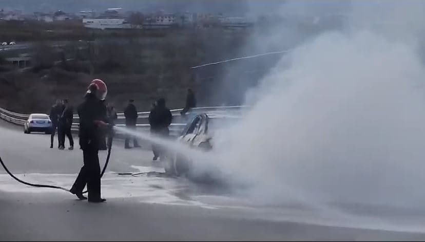  Merr flakë në ecje automjeti në autostradën Fier- Levan
