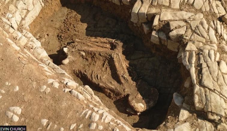 Varreza misterioze mesjetare zbulohen në Uells
