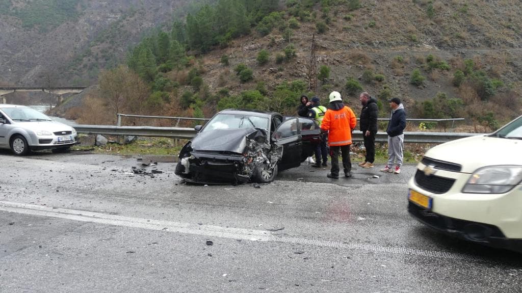 Makina përplaset me kamionin në aksin Librazhd-Elbasan, dy të plagosur