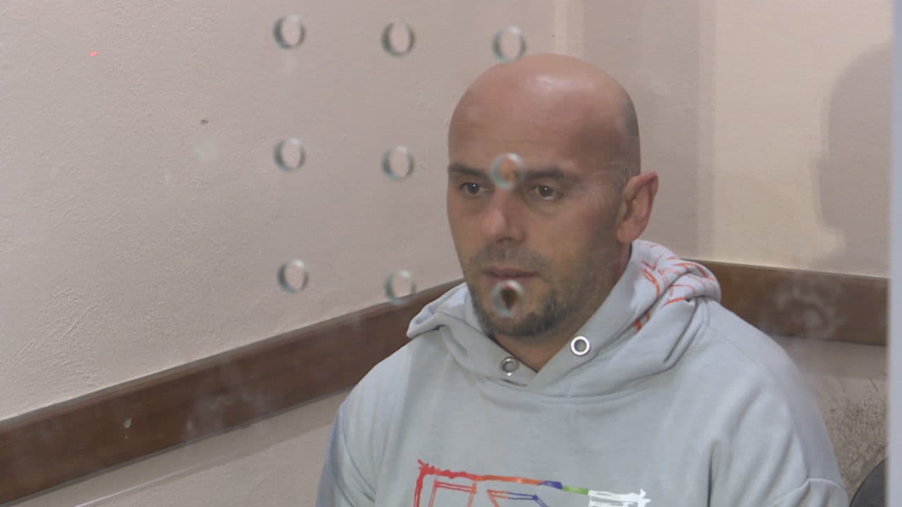 Dan Hutra tenton arratisjen nga burgu i Fierit, preu zgarën e dritares së qelisë