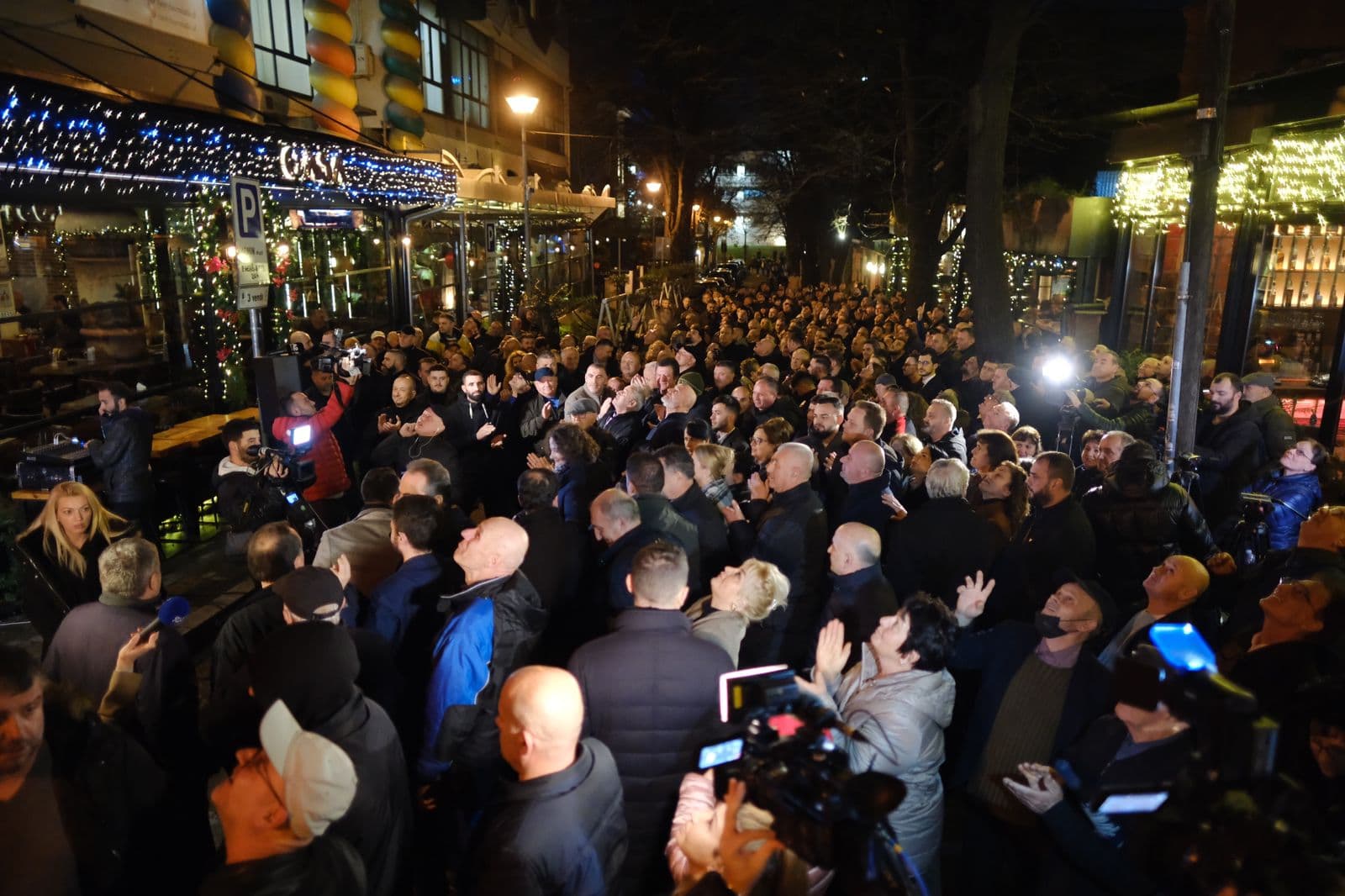 Mbështetësit sërish poshtë pallatit/ Berisha: 'Faji' im se ndërhyra për të shpëtuar opozitën kur ajo u kap peng nga Rama