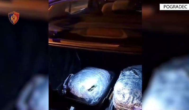 Tentoi të trafikonte në Maqedonisë së Veriut mbi 8 kg kanabis dhe armë zjarri me municion, në pranga taksisti
