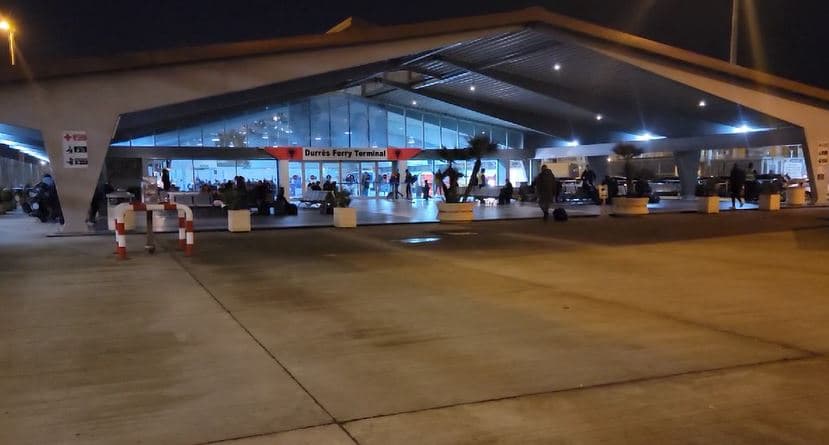 Fluks emigrantësh në portin e Durrësit, po punohet me 22 sportele