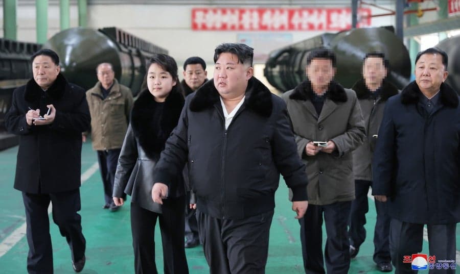 Koreja e Veriut, Kim Jong-un: Të rritet prodhimi i lëshuesve të raketave