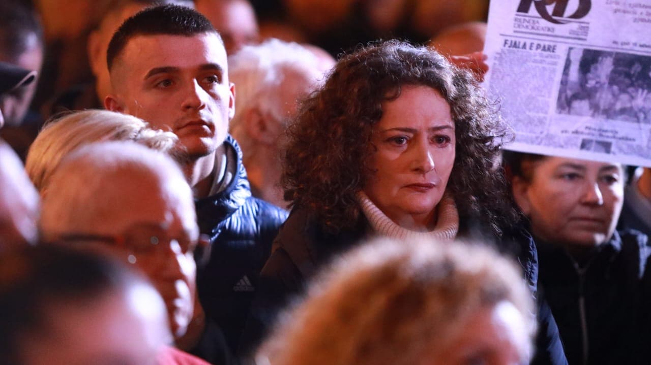 Simpatizantët sërish poshtë banesës së Berishës, ish-kryeministri: Protesta të jetë një thirrje në ndërgjegjen e çdo shqiptari