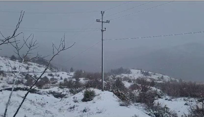 Reshjet e dëborës përfshijnë juglindjen e vendit, trashësia në Dardhë deri në 10 cm