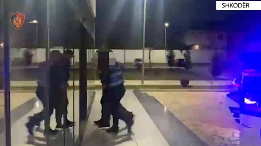 Eksploziv në një banesë dhe dhunë ndaj një personi, “Fundjava” kap një person në Shkodër 