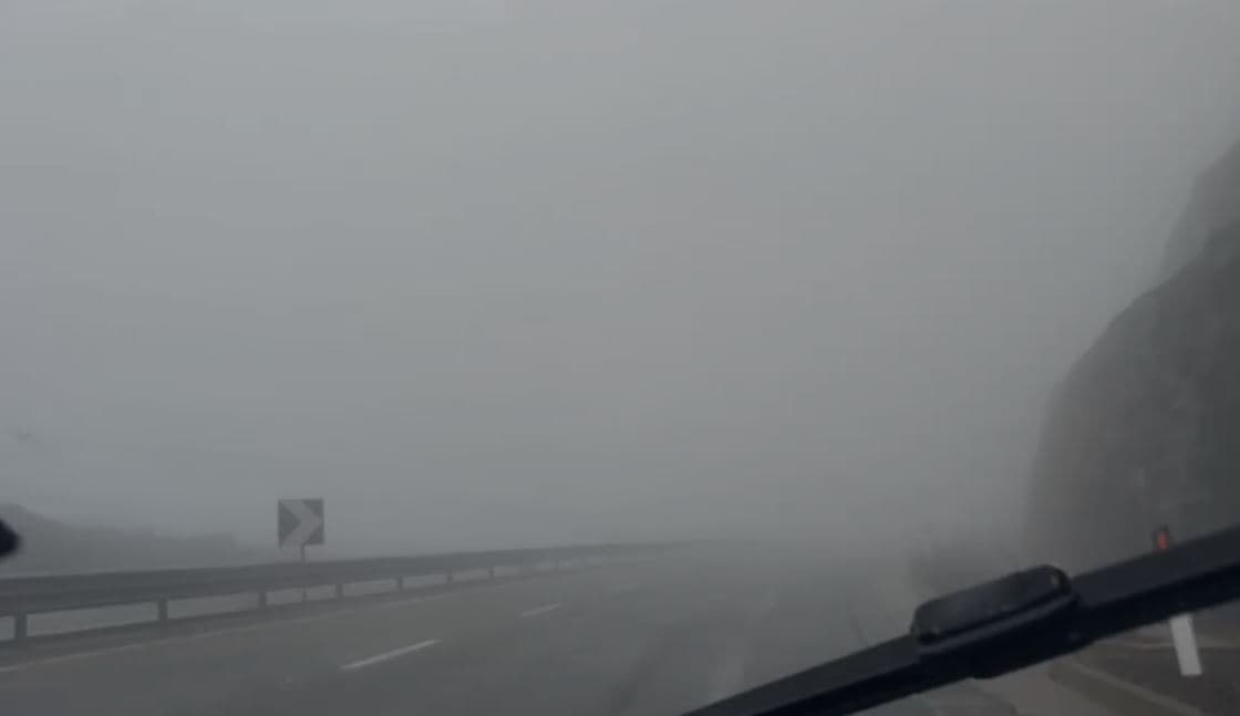 Mjegulla ‘pushton’ Rrugën e Kombit, vështirësi në qarkullimin e mjeteve
