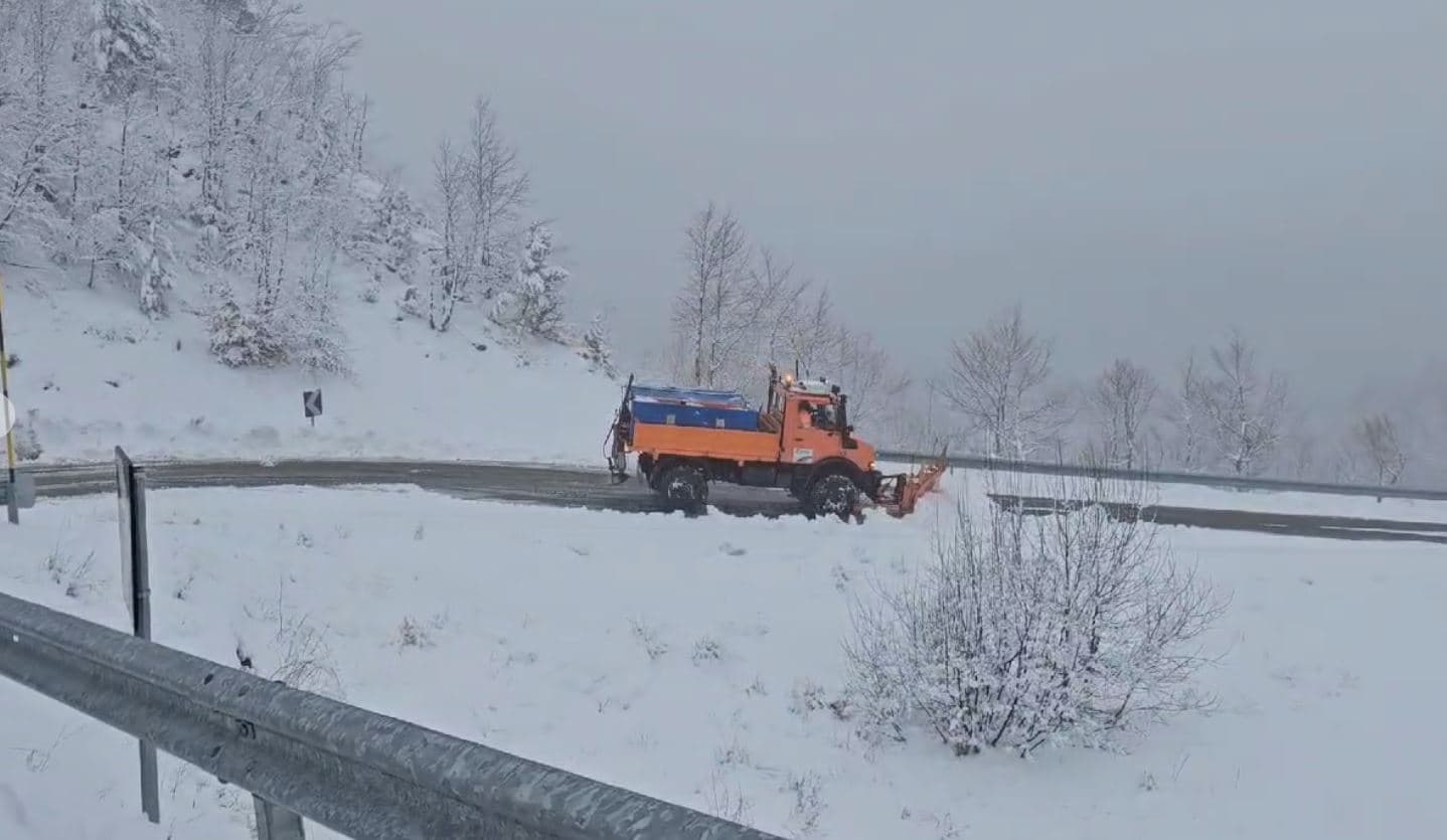 Dëborë dhe temperatura -8 gradë, ARRSH apelon drejtuesit e mjeteve