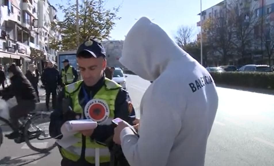 Policia, fushatë gjobash për këmbësorët/ Qytetarët pro masave, efektivët: Kujdes, bëheni burim aksidenti (VIDEO)