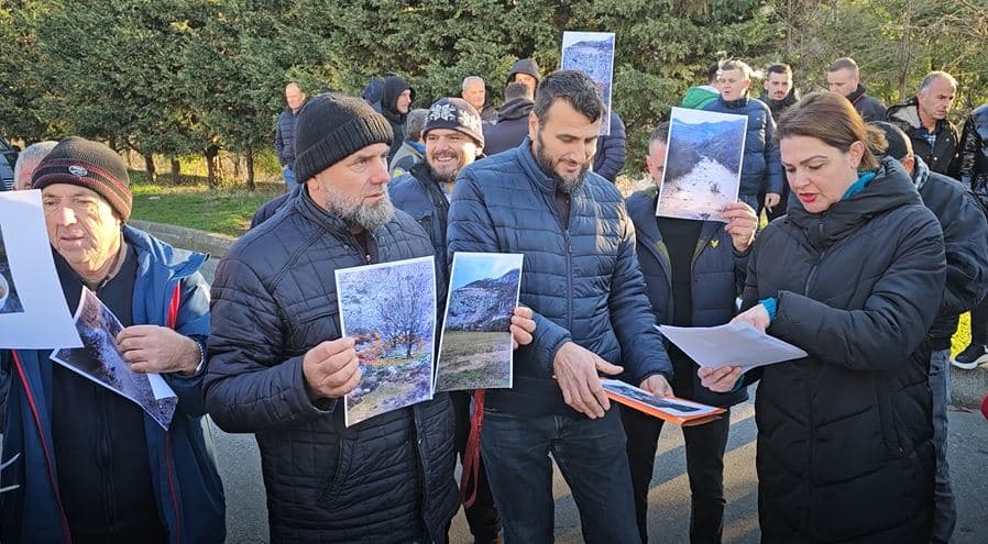  Uji i pijshëm ndotet nga gurorja/ Banorët e Postribës bllokojnë rrugën