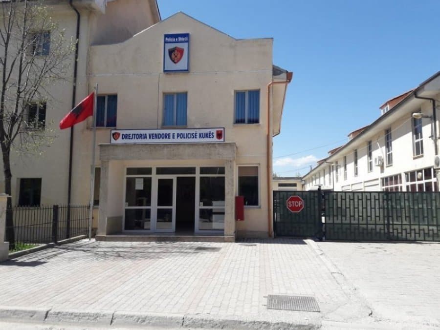 Lëvizte me thikë në makinë, arrestohet një vajzë në Tropojë