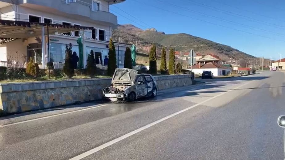 Përfshihet nga flakët makina në aksin Pogradec-Qafë Thanë