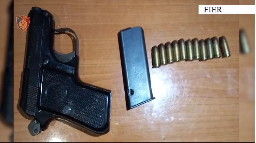 I gjendet në banesë pistoletë dhe municion luftarak, arrestohet 44-vjeçari në Fier