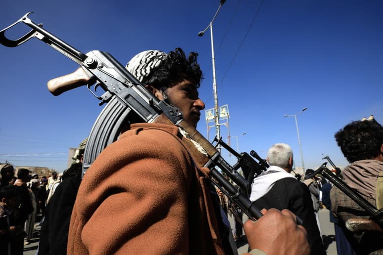 Houthi: 5 luftëtarë janë vrarë dhe 6 të tjerë janë plagosur nga sulmet SHBA-Britani e Madhe. Do të përgjigjemi
