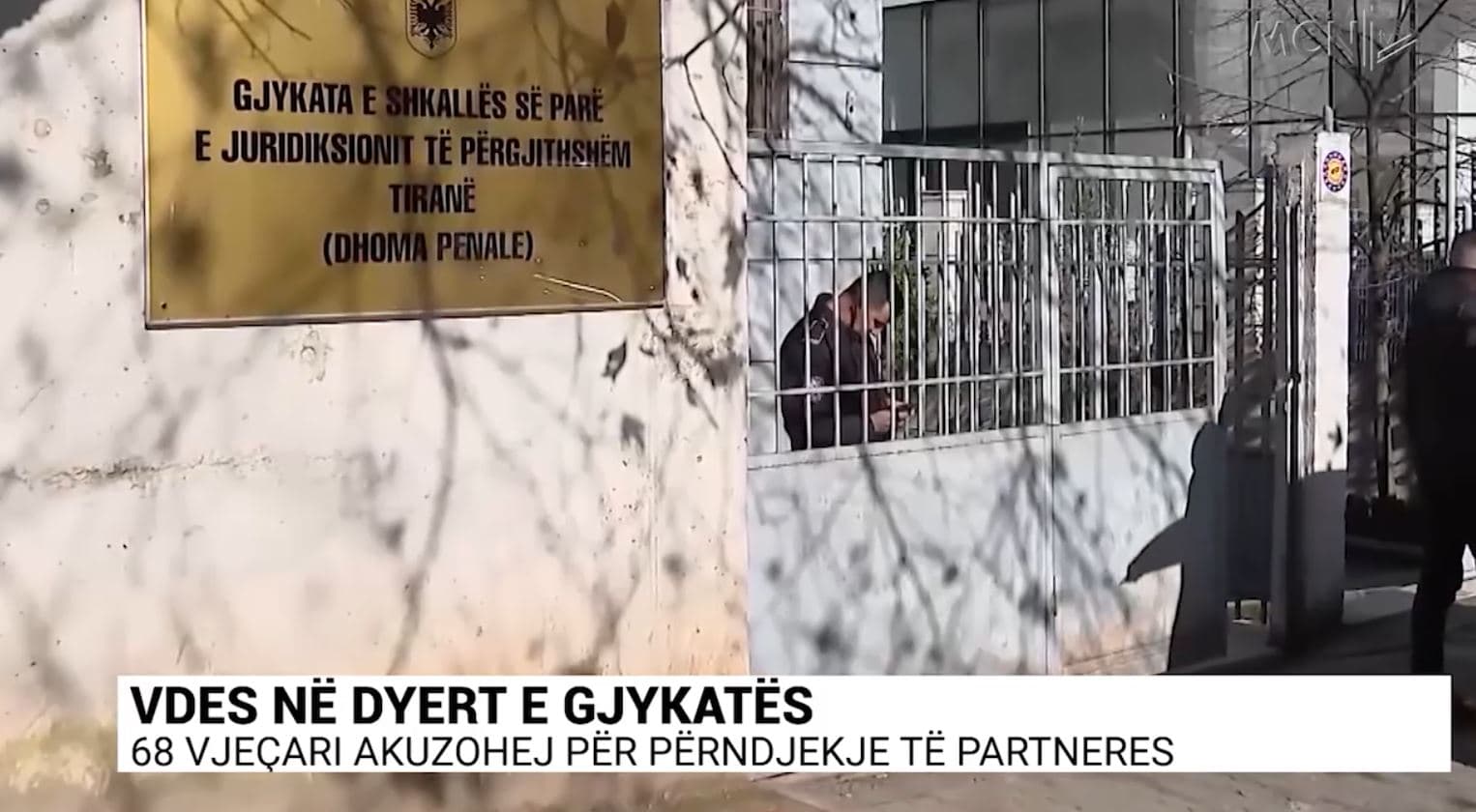 Vdes në derë të gjykatës/ 68-vjeçari akuzohej për përndjekje të partneres (VIDEO) 