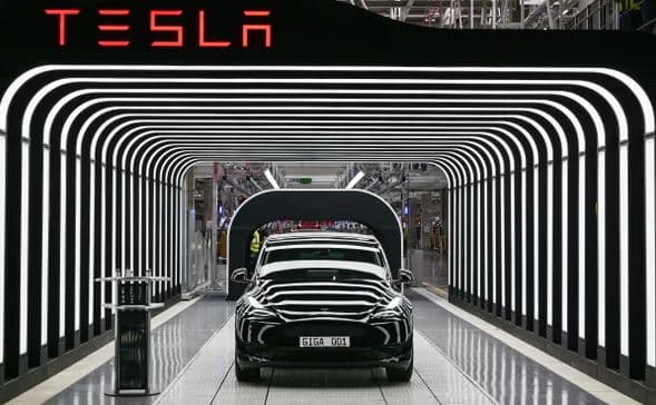 Tesla ndalon prodhimin gjerman pas sulmeve të anijeve në Detin e Kuq